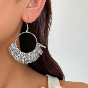 Primo piano di orecchini a cerchio color argento con perle di vetro sfaccettate grigie