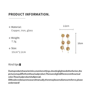 Produktdetails für goldene Metallblumen-Ohrringe mit Glasquasten-Anhängern