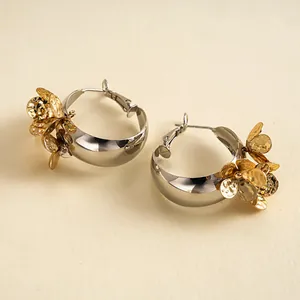 Detailansicht von Vintage-Metall-Creolen mit Details aus faltigen Goldblumen-Dekor.