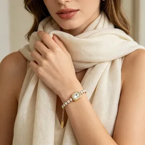Elegante bracciale in acciaio al titanio placcato oro 18K con zircone quadrato centrale