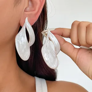 Unregelmäßige Geometrische Hohl Ohrstecker Emaille Tropföl Weißer Schmuck Mit Silber Ohrringpfosten Für Damen Mode Elegante Accessoires