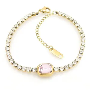 Bracciale lussuoso in titanio placcato oro 18K con zircone rosa quadrato centrale.