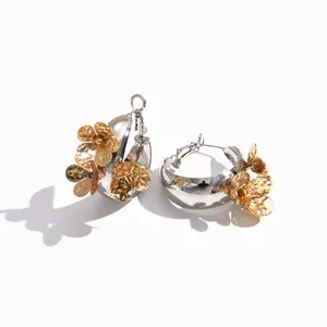 Ohrringe im Western-Stil mit silbernen Creolen und goldenen gefalteten Metallblumen-Deko