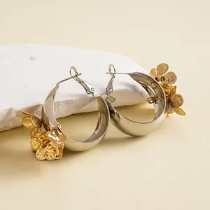 Detailansicht von Vintage-Creolen mit goldenen Faltenblumen und hochwertigem Silberfinish