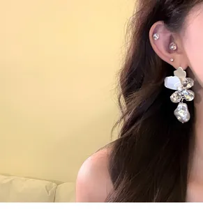 Elegante Franse vintage bloemenoorbellen met kristallen en barokke parel details