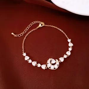Gros plan d'un élégant bracelet plaqué or 18 carats avec breloques lune et cœur