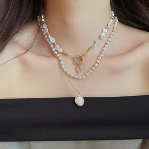 Gedetailleerde close-up van een Franse vintage meerlaagse parelketting op een model.