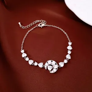 Bracelet argenté avec lune en zircon étincelante et détails de pierres en cœur.