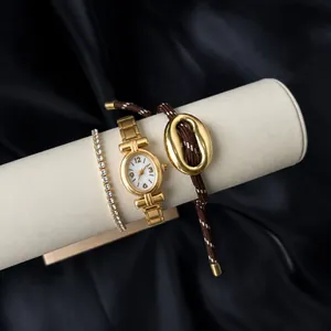 Vista dettagliata dell'orologio retrò dorato e dei braccialetti coordinati