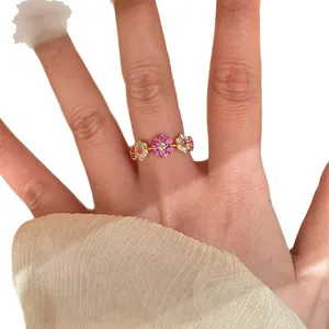 14k vergulde open ring met roze zirkoonbloemen aan de wijsvinger