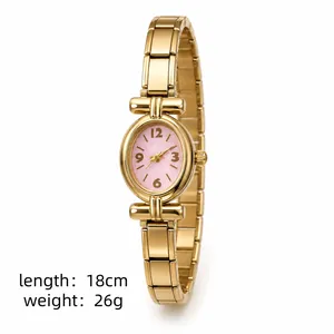 Vista dettagliata dell'orologio vintage dorato da donna con quadrante rosa e lunghezza 18 cm