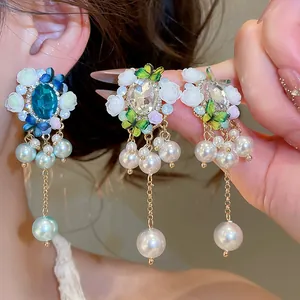 Detailansicht von Vintage-Ohrringen im Hofstil mit Blumen, Perlen und Kristallen