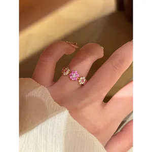 Detailopname van een elegante 14K vergulde verstelbare bloemring met schitterende zirkonia's
