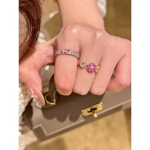 Detail van 14k vergulde ring met sprankelende zirkonia en fijne bloemmotieven