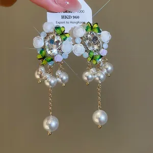 Detailansicht von Vintage-Ohrringen im Barockstil mit Resiblüten, Kristallen und Perlen
