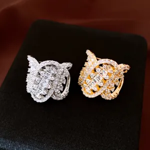 Vue détaillée de bagues ouvertes ovales en zircon géométrique argent et or sur présentoir