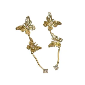 Elegante goldene Schmetterlings-Ohrringe mit Kristallen im Vintage-Stil