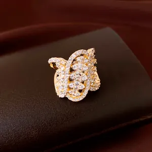 Vue détaillée d'une bague dorée torsadée élégante ornée d'un pavé de zircons étincelants.
