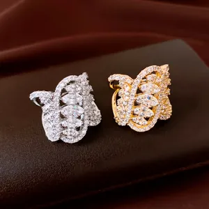 Vue rapprochée de bagues géométriques de luxe en argent et or ornées de zircons