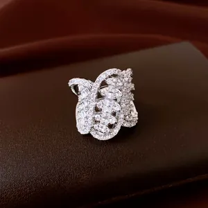 Détail d'une bague ouverte ovale géométrique élégante avec pavé de zircones