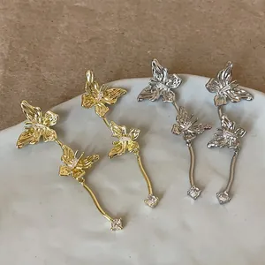 Detailansicht eleganter Schmetterlings-Ohrhänger in Gold und Silber mit Zirkonia-Akzenten