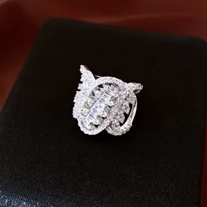 Vue détaillée d'une bague ovale géométrique de luxe avec des pierres en zircon blanc
