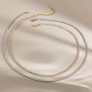 Vista superior de collares tipo tenis dorados y plateados con circonitas blancas