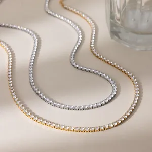 Vista detallada de collares tenis chapados en plata y oro con circonitas brillantes.