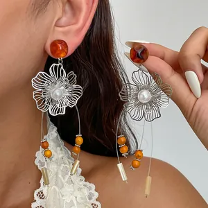 Vintage Europäische Kupfer Hohl Blume Quaste Ohrstecker Harz Gemischt Künstliche Perle Ohrringe Mit Silber Stift Schmuck Für Damen