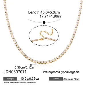 Vista detallada del collar tennis de circonitas de 3 mm en acero inoxidable dorado