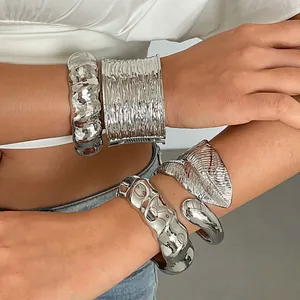 Westerse Metalen Stijl Gerimpelde Gedraaide Armring Bladpatroon Legering Armband Zilver Persoonlijkheid Overdreven Mode Sieraden Voor Dames
