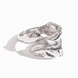 Overdreven zilveren bladarmband met unieke geplooide en gedraaide metalen textuur voor dames