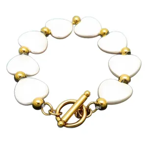 Elegantes Armband aus herzförmigen Muschelperlen mit goldenem OT-Verschluss.