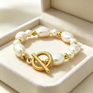Nahaufnahme von Barockperlen und goldenem OT-Verschluss an einem Titanstahl-Armband