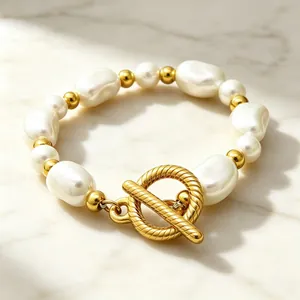 Detaillierte Nahaufnahme eines luxuriösen Barockperlenarmbands mit goldenem OT-Verschluss.