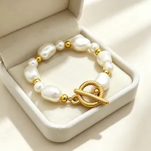 Detailansicht eines Barockperlenarmbands mit strukturiertem goldenem OT-Knebelverschluss.