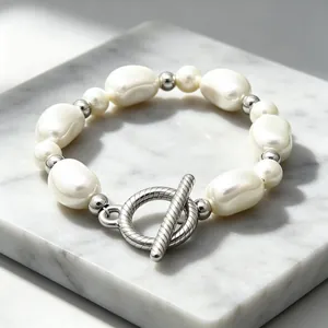 Detaillierte Makroansicht eines Barockperlenarmbands mit strukturiertem silbernem Verschluss.