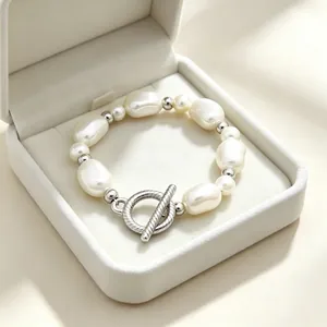 Makroansicht des Barockperlenarmbands mit silbernem OT-Verschluss in Schmuckschatulle