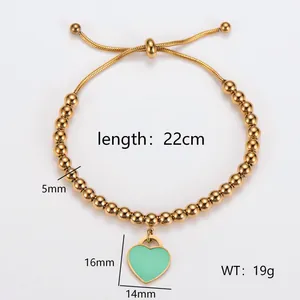 Detailansicht Gold-Edelstahl-Perlenarmband mit grünem Herz und genauen Größenangaben.