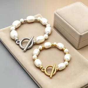 Detailansicht von Barockperlenarmbändern in Gold und Silber mit OT-Verschluss