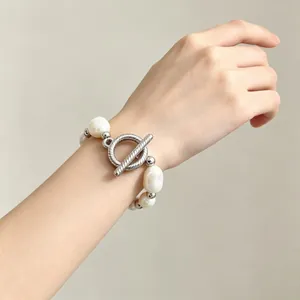Detailansicht eines weißen Barockperlenarmbands mit silbernem OT-Knebelverschluss