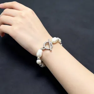 Elegantes Armband aus Barockperlen mit einem silbernen Knebelverschluss am Gelenk