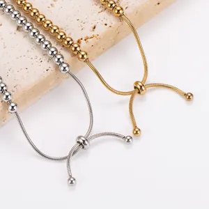 Detailansicht verstellbarer Edelstahl-Perlenarmbänder in Gold- und Silber-Optik.