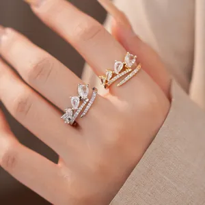 Gedetailleerd overzicht van delicate wikkelringen met peer-zirkonia in goud en zilver