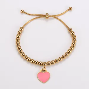 Elegantes goldenes Edelstahlperlenarmband mit einem rosa emaillierten Herzanhänger-Detail
