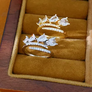 Detail van kroonvormige open ringen met druppelvormige zirkoon in een doosje
