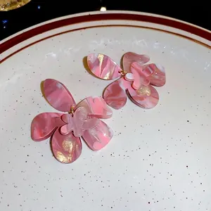 Boucles d'oreilles fleurs en résine rose marbrée avec feuille d'or et clous en argent