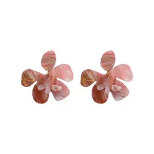 Elegante Harz-Blumenohrringe mit rosa marmorierter Aquarell-Textur auf weißem Grund