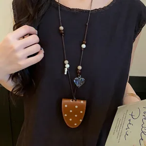 Schicke magnetische Brillenhalter-Halskette aus Leder mit Kristallherz