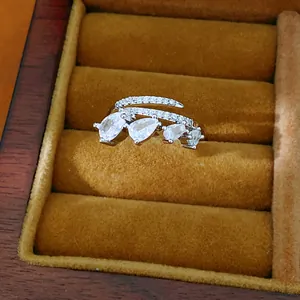 Detailweergave van een zilverkleurige open ring met zirkoon in een luxe doos